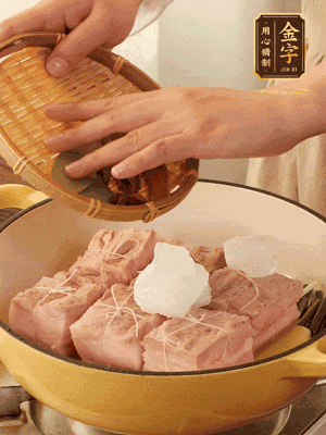 五花肉皮朝下，桂皮、八角、香葉、冰糖、生抽、花雕酒