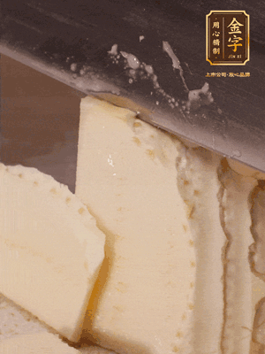 冬筍去殼切片，水開后煮2分鐘焯水
