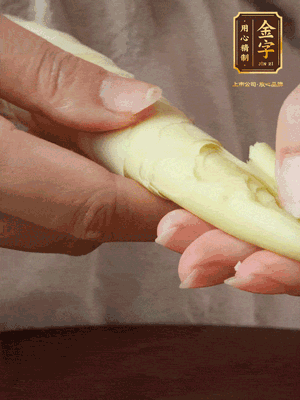 春筍沿著外皮豎著淺劃一刀,剝下外殼,切掉尾部的老根,切滾刀塊。(這個(gè)時(shí)候的春筍最為鮮嫩脆爽,不需要焯水去除澀味)