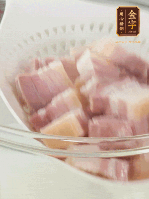 金字淡咸肉、排骨分別加料酒、蔥、姜冷水下鍋焯水,水開撇去浮沫撈出。