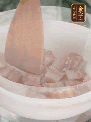 砂鍋內(nèi)咸肉微微煸出香味,再倒入開水。放排骨滾開后轉(zhuǎn)中小火篤30分鐘。(水盡量一次加足,以免中途加水沖淡鮮味。這一步是湯底濃白的關(guān)鍵)