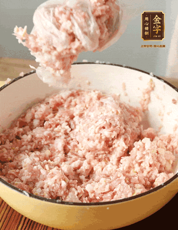 肉丁、咸肉丁、一丟丟鹽、料酒拌勻，反復摔打上勁。接著加入1兩蔥姜水，反復拌勻摔打上勁。前后共加3遍。3遍后筍丁，接著反復摔打上勁。最后加入1個蛋清、3茶匙生粉拌勻摔打上勁