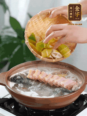 倒開水燉煮后轉(zhuǎn)移入砂鍋,淋料酒去腥、加少許鹽調(diào)味,再依次加咸肉、春筍燉煮15分鐘。