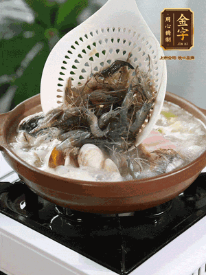 最后加一把蛤蜊、一把河蝦燜2分鐘,放一點(diǎn)白胡椒粉調(diào)味,撒上蔥花點(diǎn)綴!