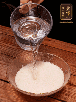 大米提前浸泡30分鐘。干香菇泡發切成條;蝦米提前浸泡2小時