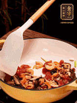 蔥白、干香菇、蝦米、香腸片略微翻炒才出香味,然后倒入料汁(生抽3勺、蠔油2勺、胡椒粉少許)、大米拌勻