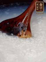 大米淘洗干凈,水開放入大米,煮3分鐘,煮到用手可以掐斷大米,撈出瀝干備用