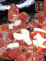 香腸煸香,加大蒜、小米辣增加香味