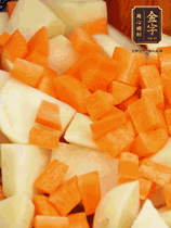 加土豆、胡蘿卜翻炒,隨后加入豆角、1勺鹽、1勺生抽、1勺蠔油、半勺老抽煸炒均勻