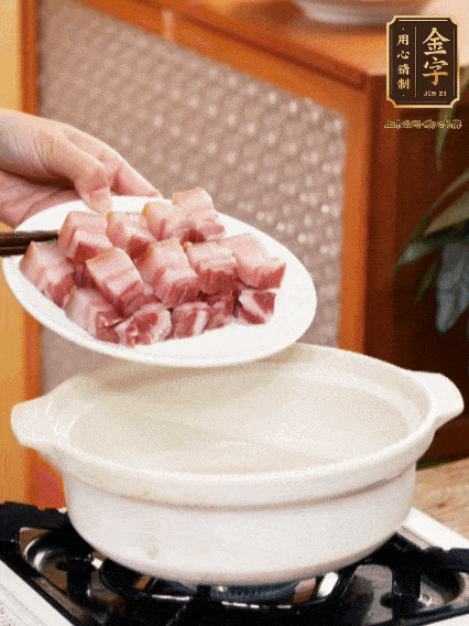 鍋內倒油，下咸肉微微煸炒，再放排骨炒一下