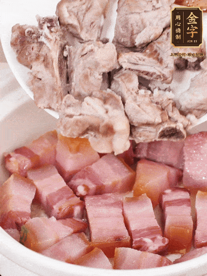 倒入開水燉煮，大火燒開后轉小火