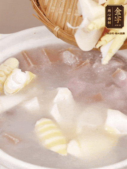 小火燉20分鐘后，放入春筍燉15分鐘