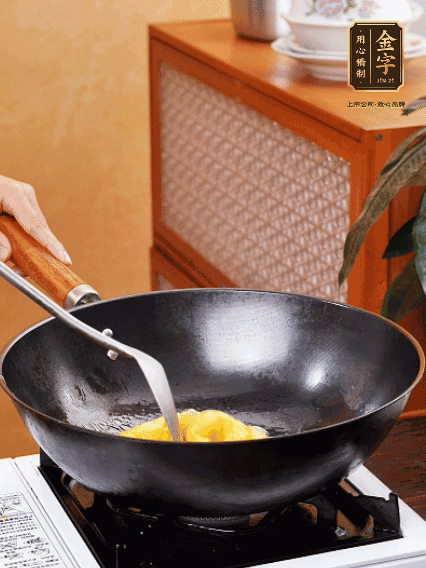 熱油，下雞蛋液煎好，盛出備用