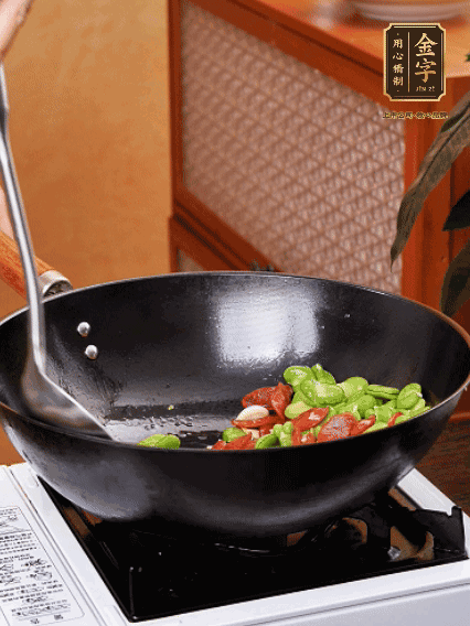 再放入蠶豆翻炒，加一點點醬油調味