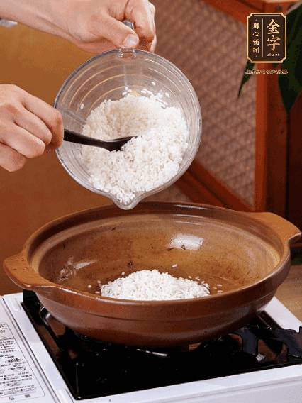 砂鍋中倒入煎羊肚菌的油,涂勻。加入提前浸泡過1小時的生米,再加入和生米齊平的水,,蓋蓋子,大火煮沸后轉小火煮至水分微干
