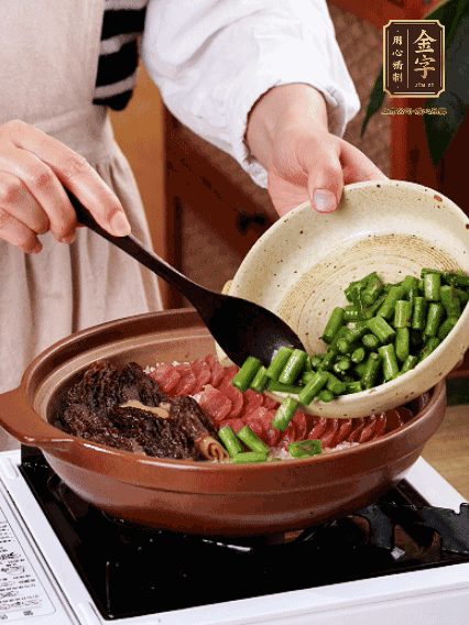 鋪上金字香腸、羊肚菌、蘆筍,蓋蓋子燜7分鐘