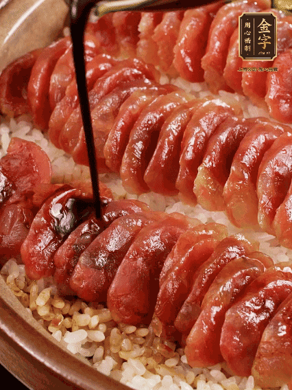 淋上醬汁攪拌均勻
調一個醬汁:生抽2匙、老抽半匙、蠔油半匙、白砂糖1/3匙、雞精1/3匙、香油5滴、水1匙