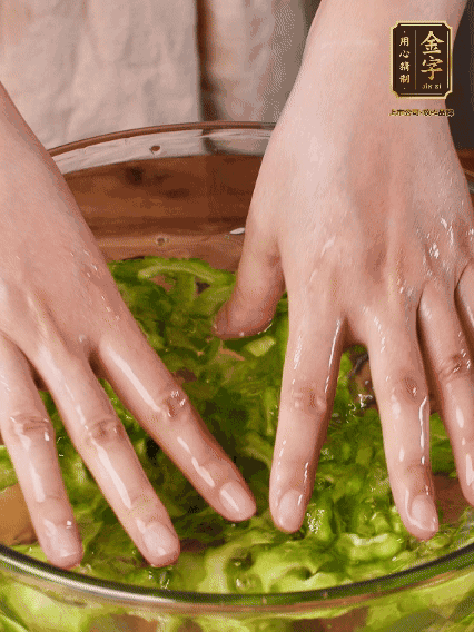 苦瓜去瓤切片，用鹽腌20分鐘，反復洗凈去苦味