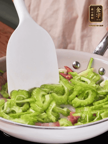 熱油，火腿、蔥姜、干辣椒煸香，再下苦瓜翻炒