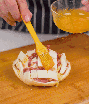 放在烤盤(pán)上，表面先刷一層玉米油，再刷一層蛋黃液。