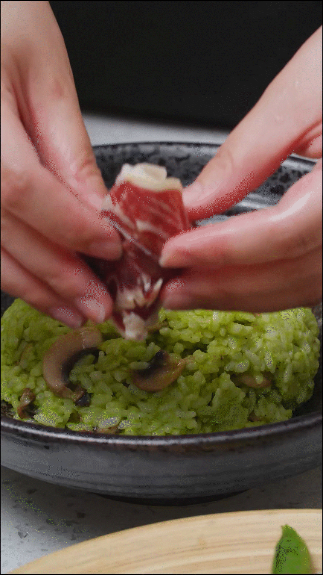 鍋中放入口蘑煎軟后,加一碗煮好的米飯