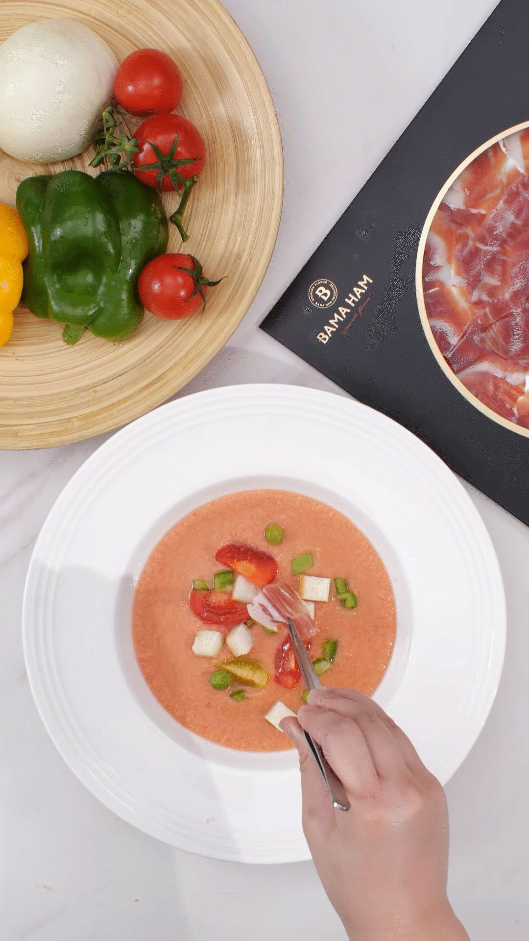 擺盤時，加入青豆，面包丁，黃瓜丁，烤面包丁，番茄丁