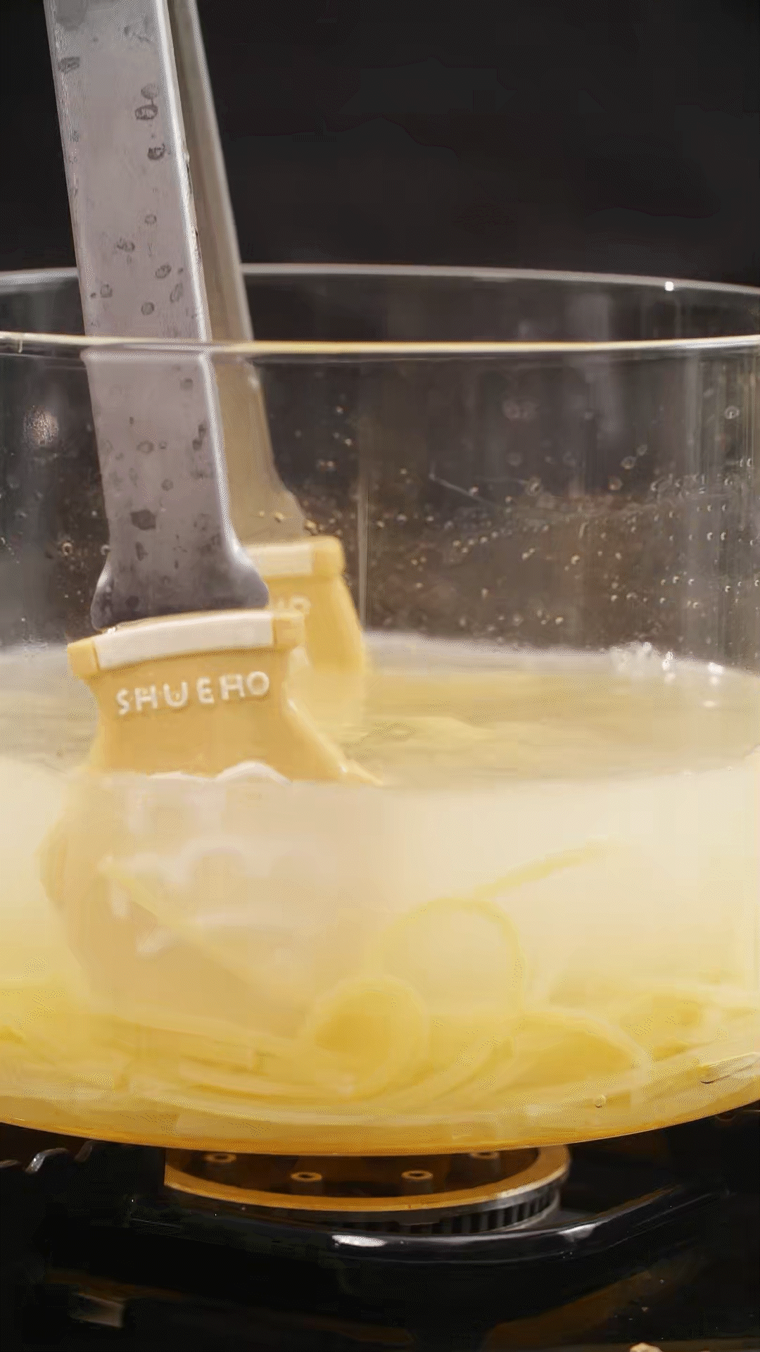 將意面煮熟，到自己喜歡的熟度。撈出過冷水，瀝干
