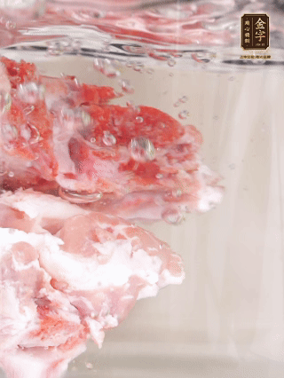 豬骨冷水下鍋，加蔥姜、料酒焯水4分鐘。